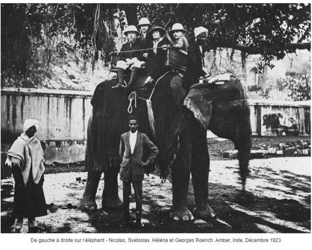 De gauche à droite sur l'éléphant : Nicolas, Svetoslav, Héléna et Georges Roerich. Amber, Inde, décembre 1923.