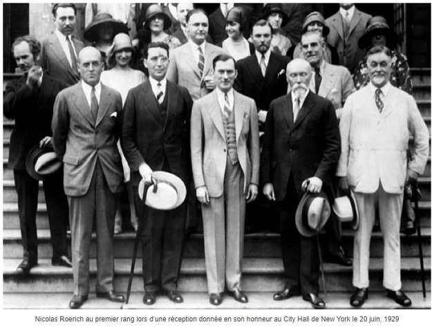 Nicolas Roerich, au premier rang, lors d'une réception donnée en son honneur au City Hall de New York, le 20 juin 1929.