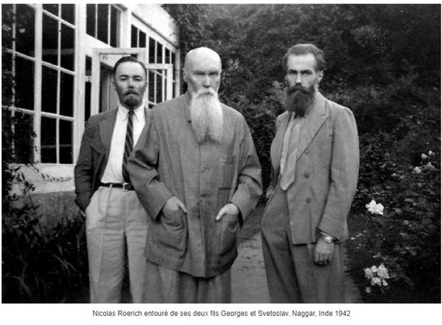 Nicolas Roerich entouré de ses deux fils, Georges et Svetoslav. Naggar, Inde, 1942.