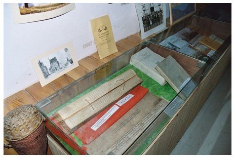 Vitrine d'archives consacrée à Nicolas Roerich et à la Bannière de la Paix.